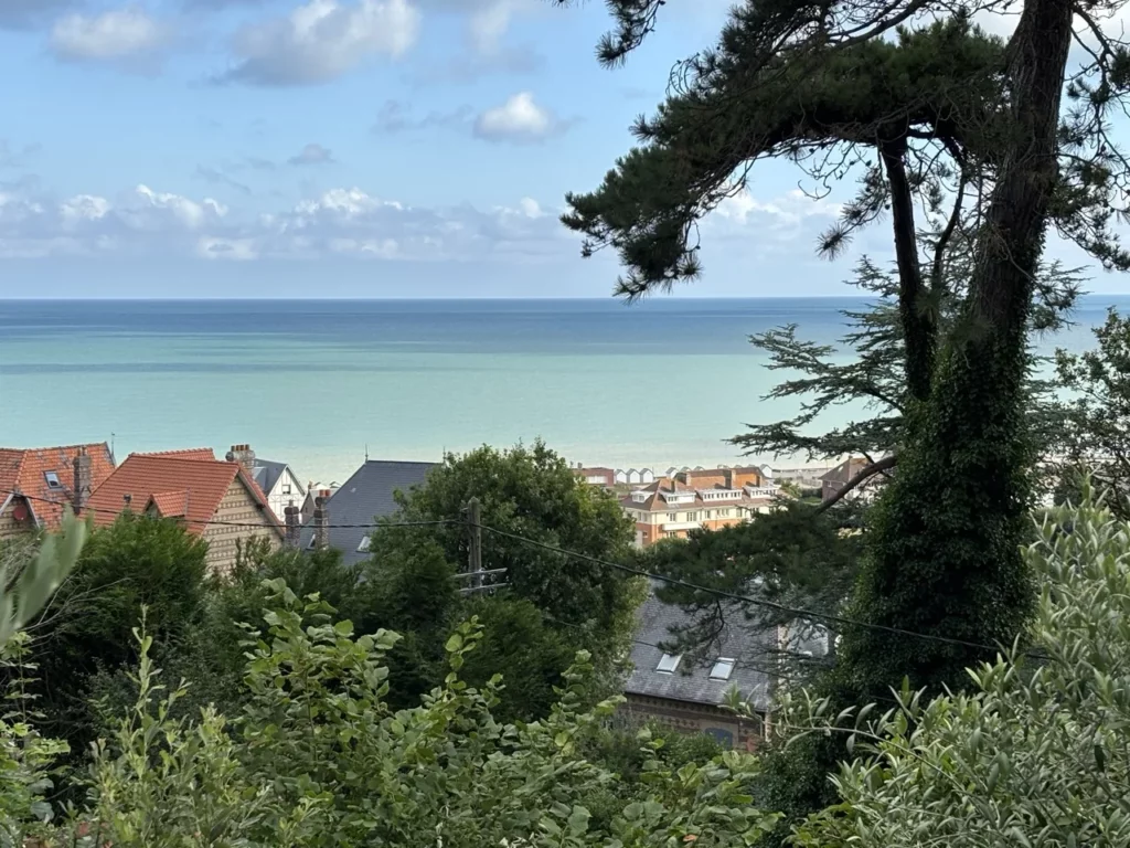 Panorama sur la mer et les toits de Pourville-sur-Mer depuis le haut du jardin de la villa