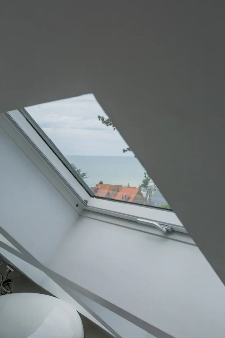 Vue sur la mer par la fenêtre de toit de la chambre Ouest, Pourville-sur-Mer